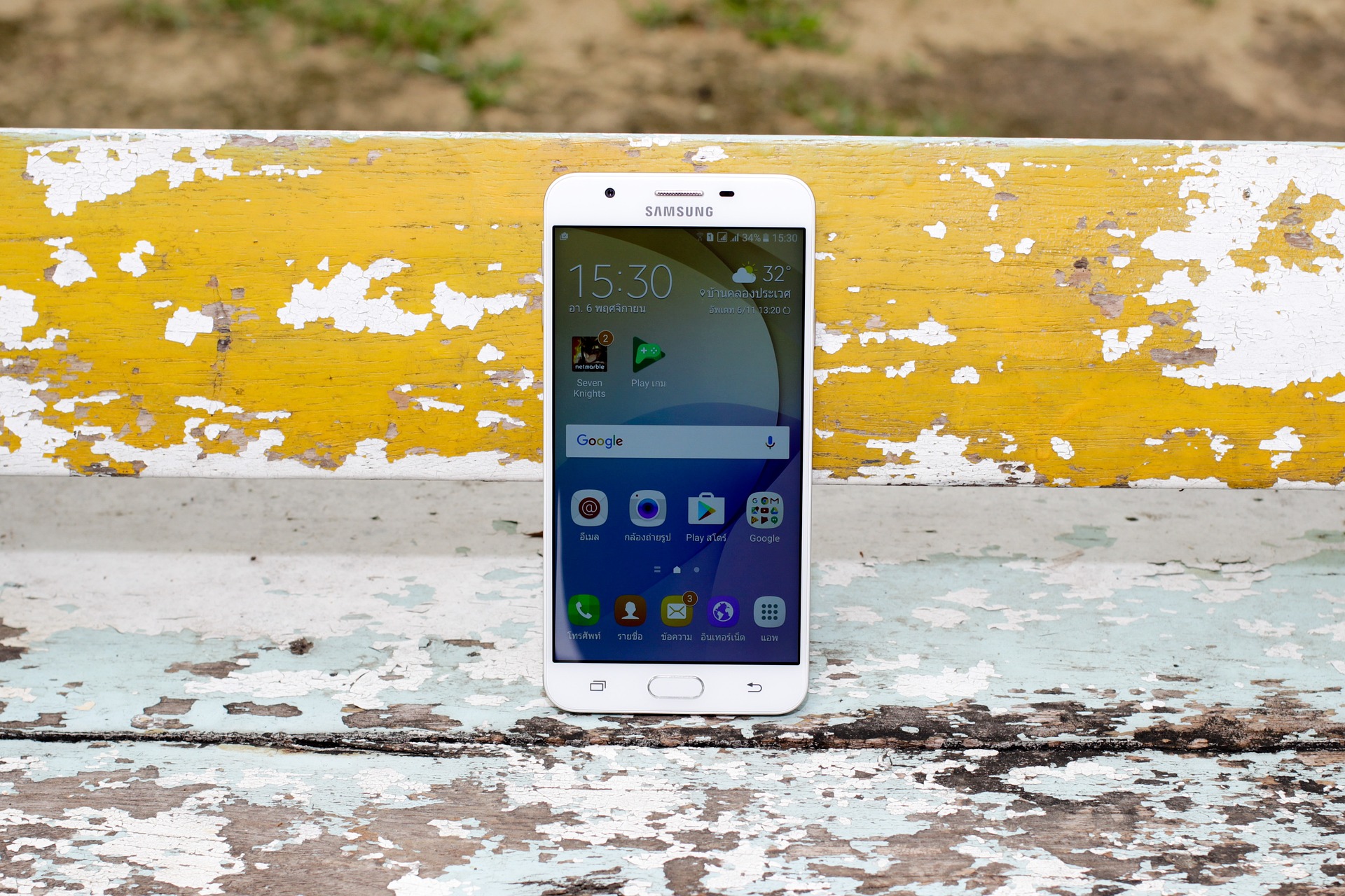 Samsung phone propped up on bench homescreen