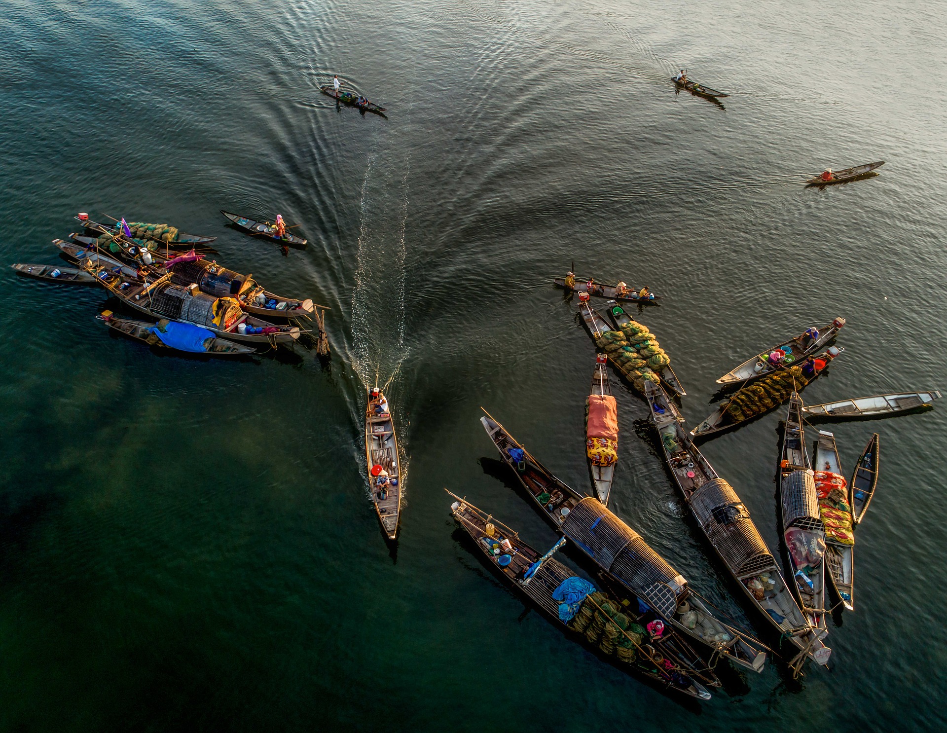 Vietnam boat markets out at sea